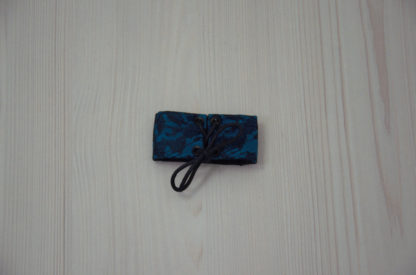 Bracelet en tissu bleu et dentelle noire, vue arrière